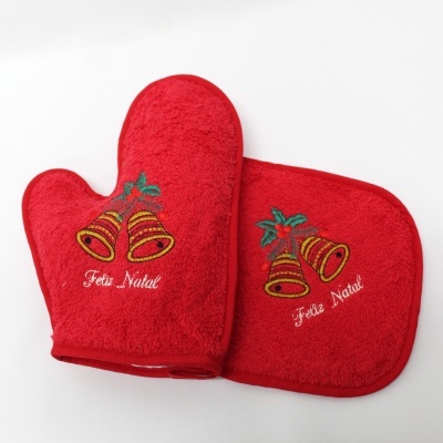 Par de utensílios de cozinha vermelhos com bordado de sinos e texto 'Feliz Natal'.