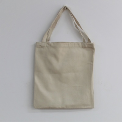 Saco de tecido cru com alças no fundo branco