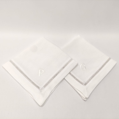 Dois lenços brancos bordados com letras P e G