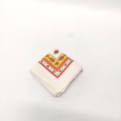 Guardanapo quadrado de tecido branco com padrão colorido nos cantos