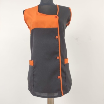 Colete bata cinza escuro com detalhes em laranja, com botões e bolsos, mostrado num manequim.