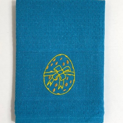 Toalha azul com ovo decorado bordado amarelo