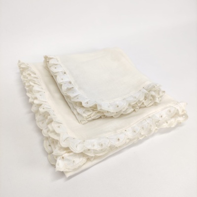 Conjunto de dois panos brancos com borda rendada e floral