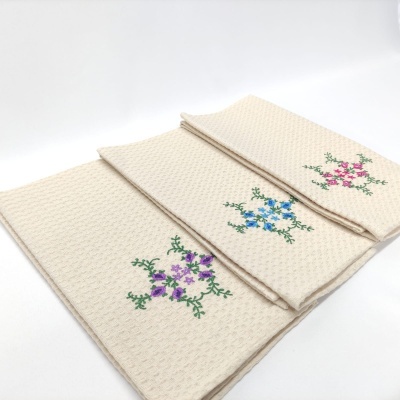 Toalhas de mão creme com bordados coloridos de flores
