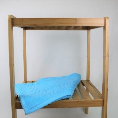 Prateleira de madeira com tecido azul dobrado