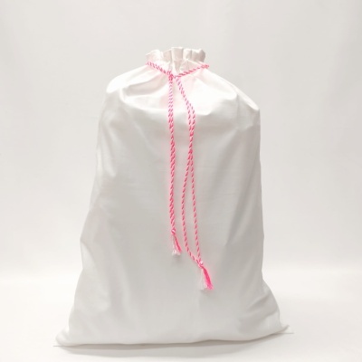 Saco de tecido branco com cordão rosa