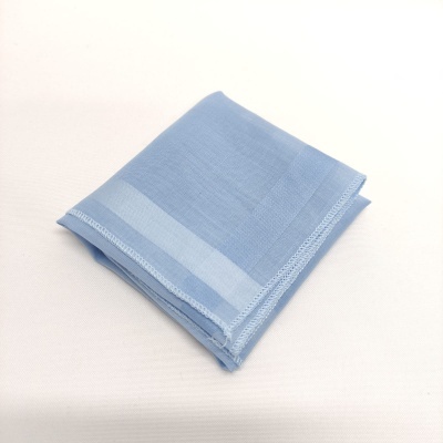 Lenço azul claro dobrado sobre fundo branco