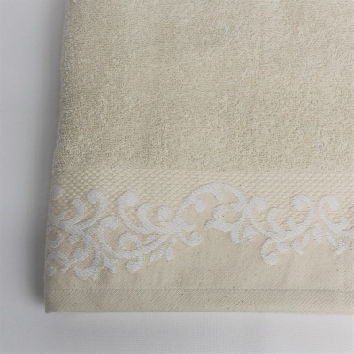 Toalha de banho bege com bordado branco floral na borda