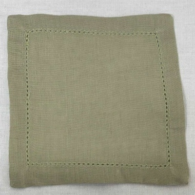 Guardanapo quadrado verde-oliva com bordas decorativas em tecido