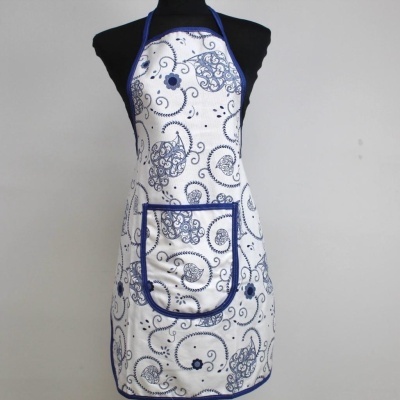Avental branco com padrão floral azul e bolso frontal