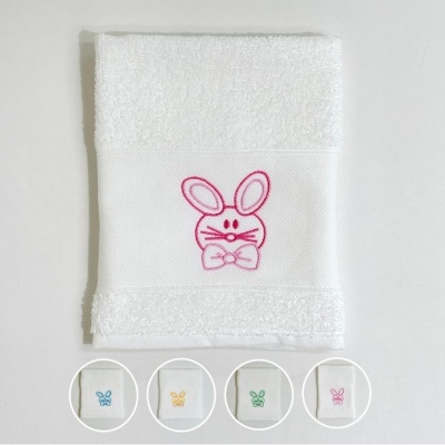 Toalha branca com bordado de coelho rosa