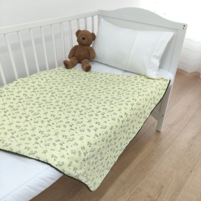 Berço branco com cobertor amarelo claro com flores e ursinho castanho