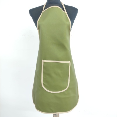 Avental verde com bolso bege num manequim