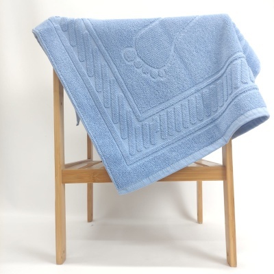 Toalha de banho azul clara em suporte de madeira