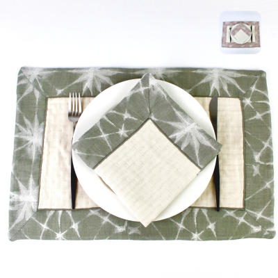 Conjunto de guardanapo, pegador de guardanapo e jogo americano em tecido com padrão tie-dye verde e branco