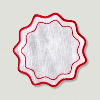 Lenço quadrado branco com bordas vermelhas onduladas