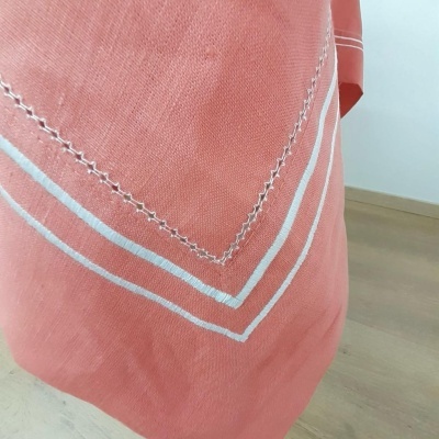 tecido salmão com linhas brancas e costura decorativa