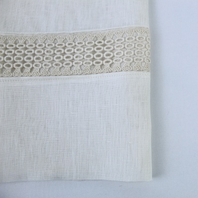 Tecido branco com faixa decorativa de renda bege com padrão de laços.