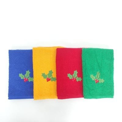 toalhas coloridas com bordado de folhas e frutos vermelhos