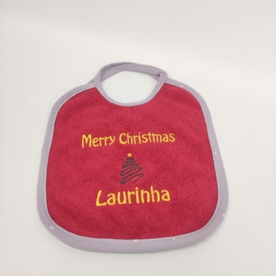 Babete vermelho com texto de Natal e borda cinza