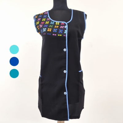 Veste preta sem mangas com padrão colorido e acabamento azul claro num manequim