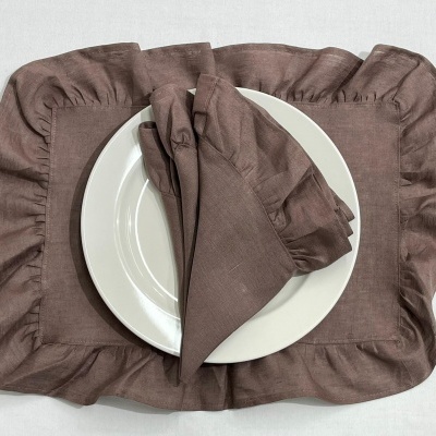 Guardanapo e toalhete de mesa castanhos com prato branco