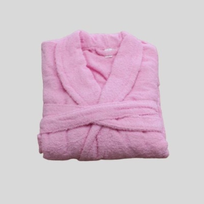 Roupão de banho rosa dobrado sobre fundo cinza claro