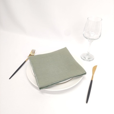 Conjunto de mesa com guardanapo cinza e talheres preto e dourado