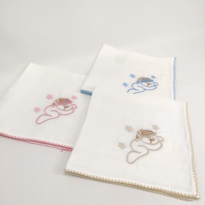 Três panos de boca brancos com bordado de anjo e estrelas, bordas coloridas