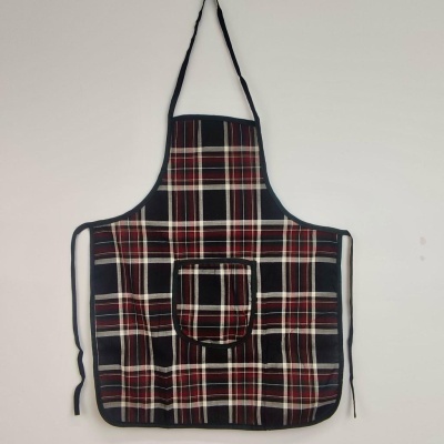Avental de cozinha xadrez preto, vermelho e branco pendurado