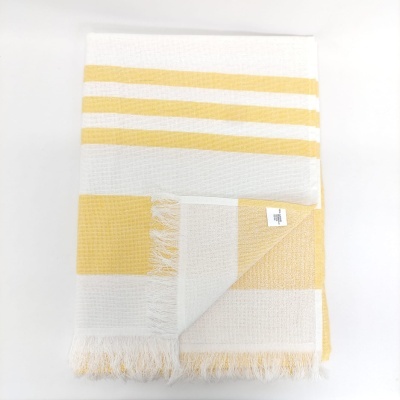 Manta riscada amarela e branca com franjas