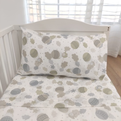 Roupa de cama para berço com padrão de balões cinza e verde