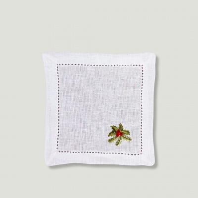 Guardanapo branco com bordado verde e vermelho no canto inferior direito