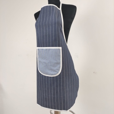 Avental azul com riscas finas brancas e bolso quadriculado
