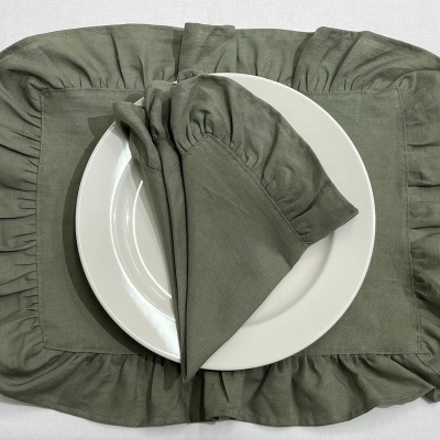 conjunto de mesa com prato branco e toalha verde-oliva com folhos