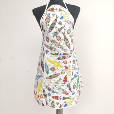 Avental de cozinha branco com padrão colorido de peixes e corações.
