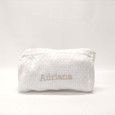 Estojo branco com nome Adriana bordado