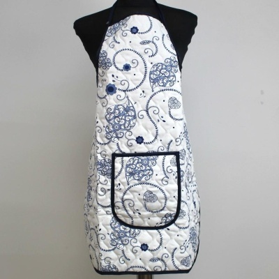 Avental branco com padrões azuis e bolso frontal