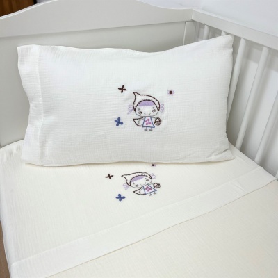 Conjunto de roupa de cama branca para berço com bordado de boneca e flores azuis e roxas