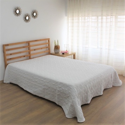 Quarto com cama de madeira clara e roupa de cama branca