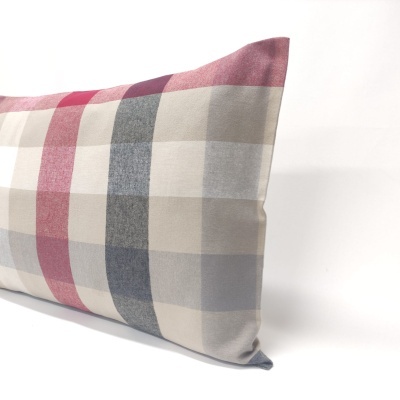 Almofada com padrão às riscas em bege, cinzento, azul e vermelho