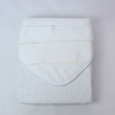 Toalha de banho branca dobrada com abas reforçadas