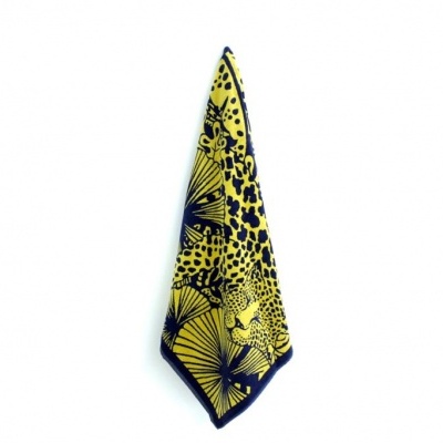 Pano amarelo com padrão preto pendurado