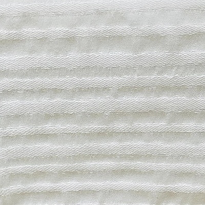 Tecido branco com textura ondulada em faixas horizontais.