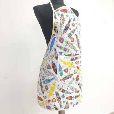 Avental branco com estampado colorido de peixes e corações em manequim preto