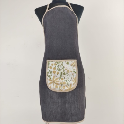 Avental cinzento com bolso floral branco em manequim preto