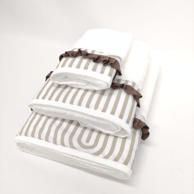 Conjunto de toalhas brancas com padrão listrado e fita marrom
