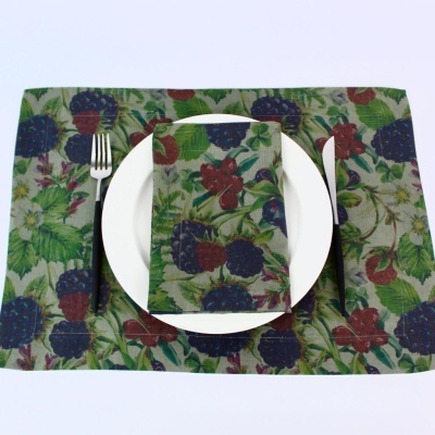 Conjunto de base de mesa e guardanapo com padrão de frutas vermelhas e folhas verdes