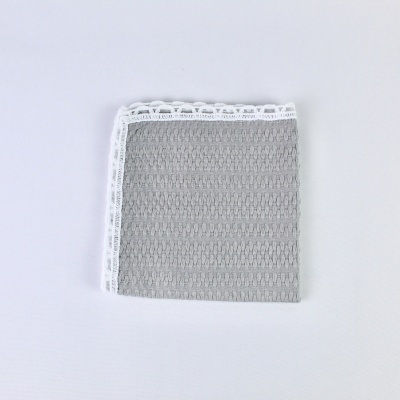 Toalha cinzenta com borda branca recortada