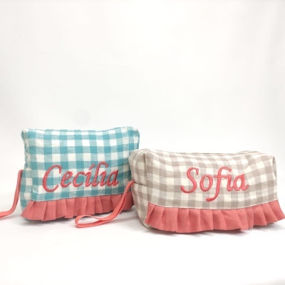 Duas bolsas xadrez azul e bege com nomes bordados Cecília e Sofia